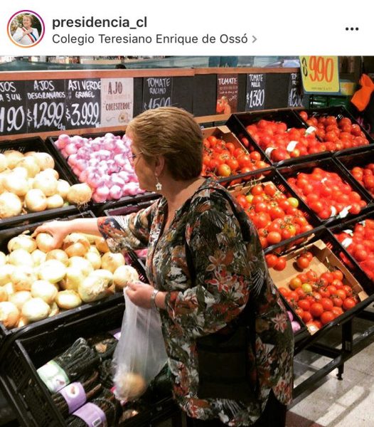 Critican a Bachelet en redes sociales por salir de compras y no acudir a Chaitén Critican a Bachelet en redes sociales por salir de compras y no acudir a Chaitén