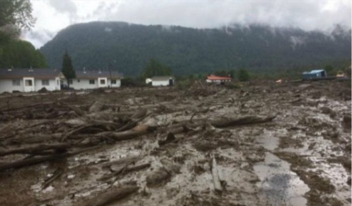 Aluvión arrasa con Villa Santa Lucía en Chaitén: no se descarta que hayan víctimas fatales Aluvión arrasa con Villa Santa Lucía en Chaitén: no se descarta que hayan víctimas fatales