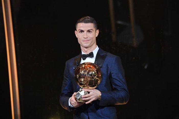 Cristiano Ronaldo recibe su quinto Balón de Oro e iguala a Lionel Messi Cristiano Ronaldo recibe su quinto Balón de Oro e iguala a Lionel Messi