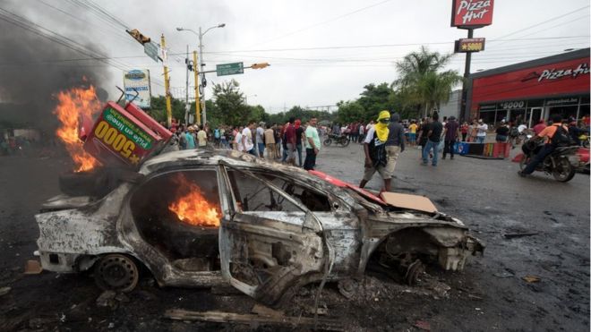 El gobierno de Honduras decreta el toque de queda para frenar la violencia desatada por un supuesto fraude electoral El gobierno de Honduras decreta el toque de queda para frenar la violencia desatada por un supuesto fraude electoral