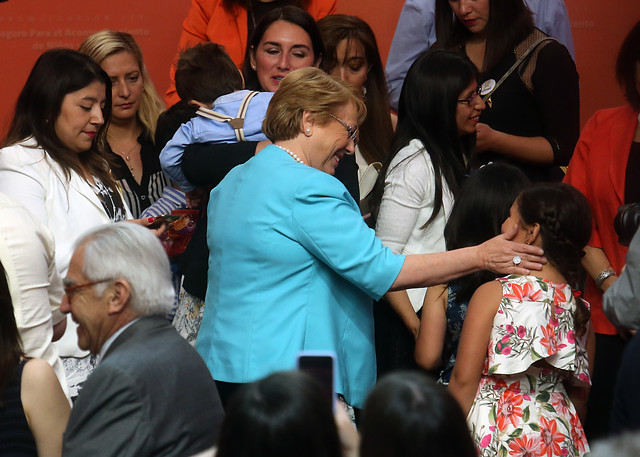 Bachelet promulga ley que permite a los padres cuidar a sus hijos enfermos