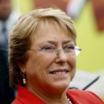 Bachelet honrada de recibir al Papa en un Chile 