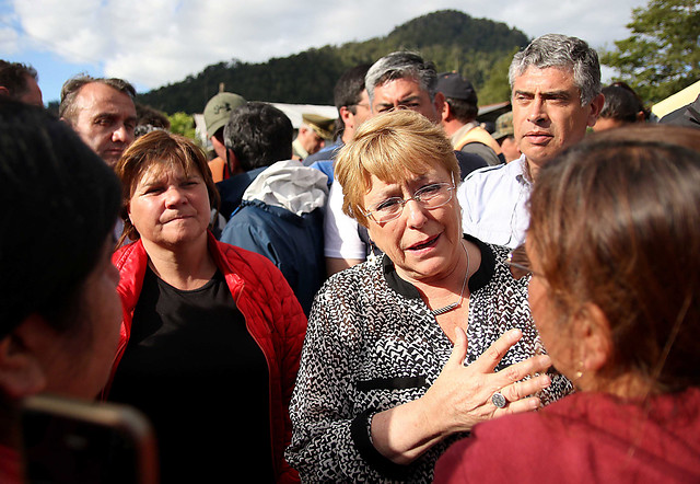 Vecinos de Villa Santa Lucía increpan a Bachelet por no haber viajado de forma inmediata a la zona afectada por el alud Vecinos de Villa Santa Lucía increpan a Bachelet por no haber viajado de forma inmediata a la zona afectada por el alud