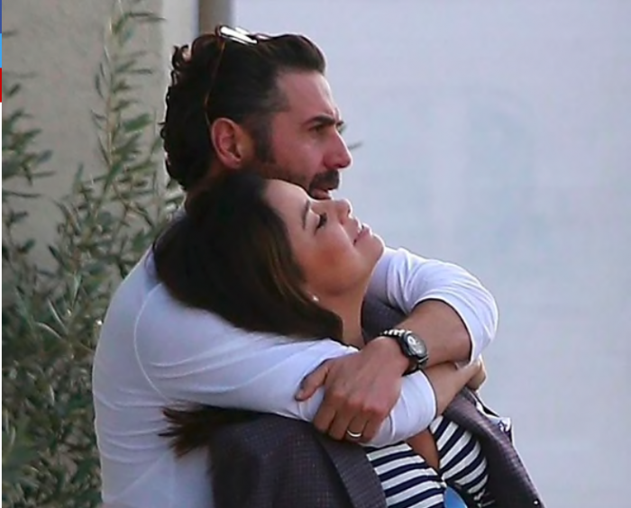 Eva Longoria espera a su primer hijo a los 42 años Eva Longoria espera a su primer hijo a los 42 años