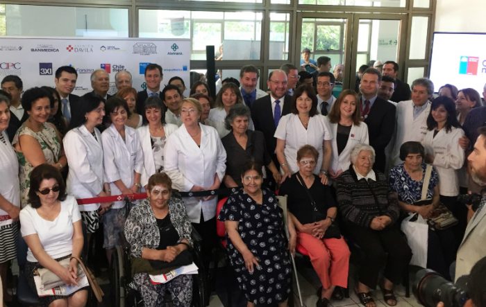 Bachelet anuncia alianza entre Fonasa y CPC que permite operar de manera gratuita en clínicas a pacientes en listas de espera por cataratas Bachelet anuncia alianza entre Fonasa y CPC que permite operar de manera gratuita en clínicas a pacientes en listas de espera por cataratas