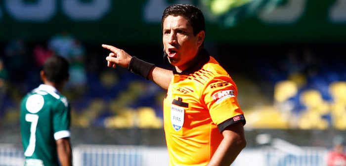 Arbitro chileno puede perder categoría FIFA tras error “garrafal” en partido Arbitro chileno puede perder categoría FIFA tras error