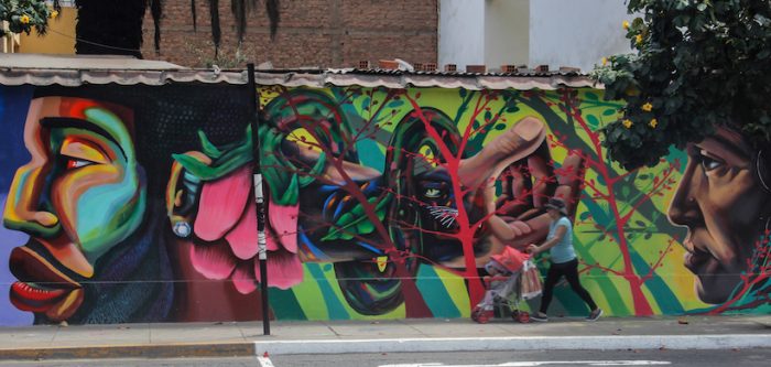 Reconocido graffitero peruano expone e interviene galería de arte en Santiago Reconocido graffitero peruano expone e interviene galería de arte en Santiago