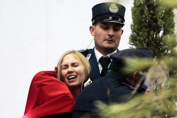Una activista feminista intenta llevarse el niño Jesús del belén del Vaticano Una activista feminista intenta llevarse el niño Jesús del belén del Vaticano