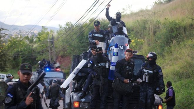 Policías en Honduras se niegan a reprimir las protestas que desafían el toque de queda Policías en Honduras se niegan a reprimir las protestas que desafían el toque de queda