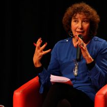 Patricia Politzer recibe premio Lenka Franulic por aporte al periodismo