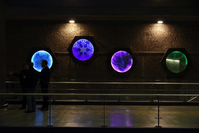 Mural electrónico instalado en el Metro de Santiago invita a la meditación en medio del caos Mural electrónico instalado en el Metro de Santiago invita a la meditación en medio del caos