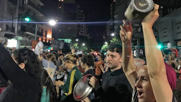 Sufragio simbólico: cientos de personas cacerolearon en favor del apruebo constitucional Sufragio simbólico: cientos de personas cacerolearon en favor del apruebo constitucional