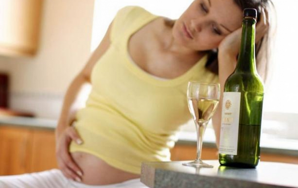 Mujeres, alcohol y embarazo: Especialistas advierten de los peligros del alcoholismo fetal Mujeres, alcohol y embarazo: Especialistas advierten de los peligros del alcoholismo fetal