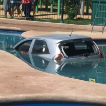 [VIDEO] Joven chófer se equivoca y termina con su auto sumergido en una piscina