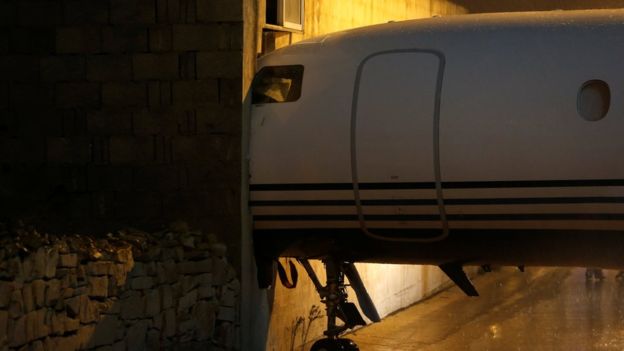 La llamativa imagen del avión que se estrelló contra un muro por culpa de los fuertes vientos La llamativa imagen del avión que se estrelló contra un muro por culpa de los fuertes vientos