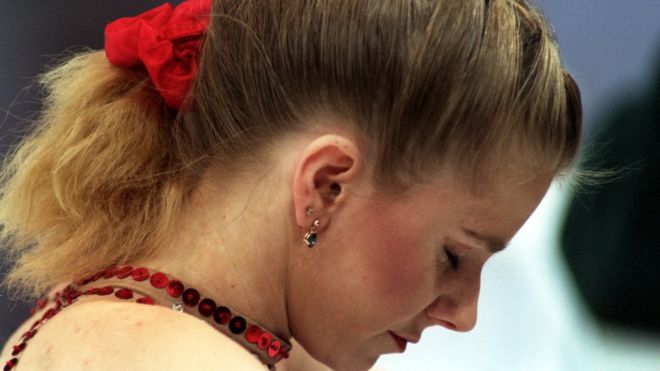 La historia de Tonya Harding, la villana del patinaje sobre hielo en Estados Unidos que «encargó» que le partieran una pierna a su rival Nancy Kerrigan La historia de Tonya Harding, la villana del patinaje sobre hielo en Estados Unidos que «encargó» que le partieran una pierna a su rival Nancy Kerrigan