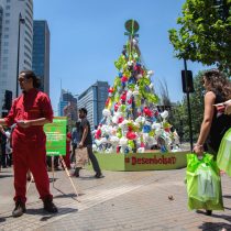 Greenpeace envía mensaje al retail con árbol de navidad de bolsas plásticas frente al Costanera Center