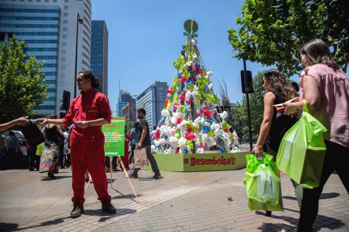 Greenpeace envía mensaje al retail con árbol de navidad de bolsas plásticas frente al Costanera Center