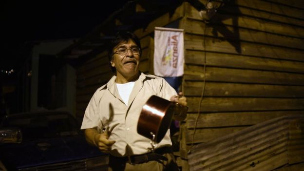 12 horas de silencio rotas por cacerolazos: así revive Honduras los toques de queda en plena tensión por los resultados de las elecciones 12 horas de silencio rotas por cacerolazos: así revive Honduras los toques de queda en plena tensión por los resultados de las elecciones