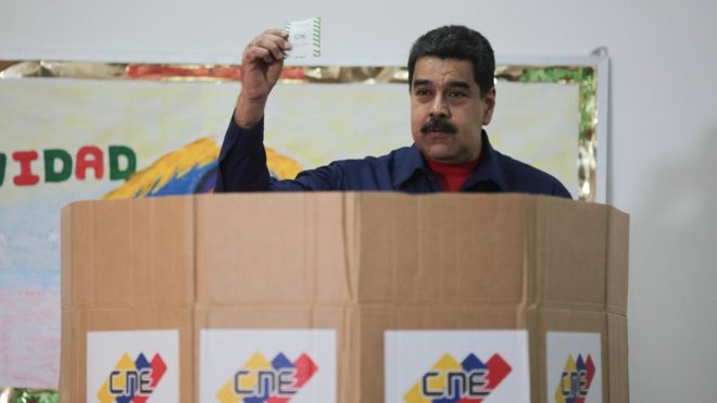 Chavismo arrasa en elecciones municipales boicoteadas por la oposición y Maduro amenaza con impedir la participación de los principales partidos opositores en las presidenciales Chavismo arrasa en elecciones municipales boicoteadas por la oposición y Maduro amenaza con impedir la participación de los principales partidos opositores en las presidenciales