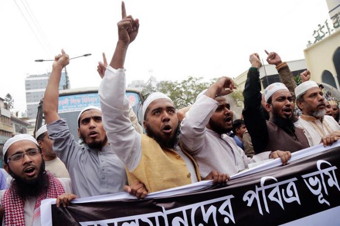Miles de islamistas protestan en Dacca contra la decisión de Trump en Israel Miles de islamistas protestan en Dacca contra la decisión de Trump en Israel