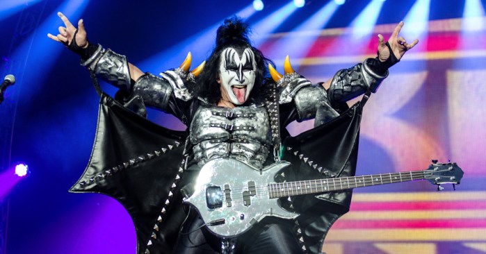 Denuncias de acoso sexual llegan a la música: Demandan a bajista de Kiss por manosear a periodista Denuncias de acoso sexual llegan a la música: Demandan a bajista de Kiss por manosear a periodista