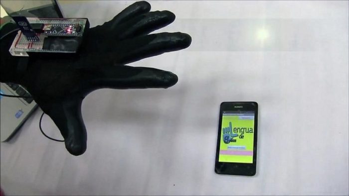 Diseñan guante que traduce lenguaje de señas para sordomudos Diseñan guante que traduce lenguaje de señas para sordomudos
