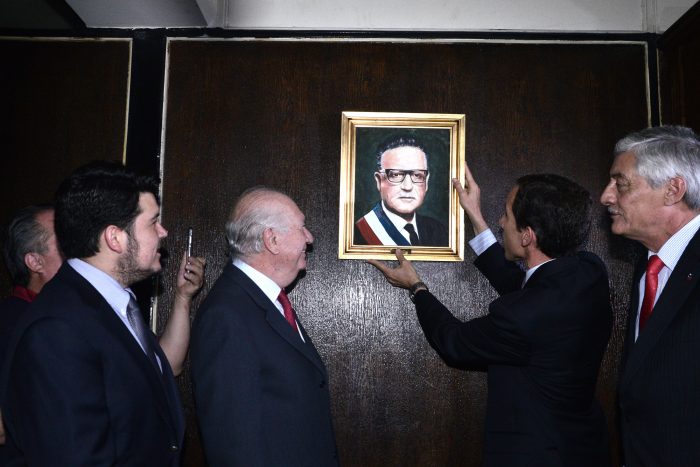 Reponen cuadros de ex presidentes Allende y Lagos en el Instituto Nacional Reponen cuadros de ex presidentes Allende y Lagos en el Instituto Nacional