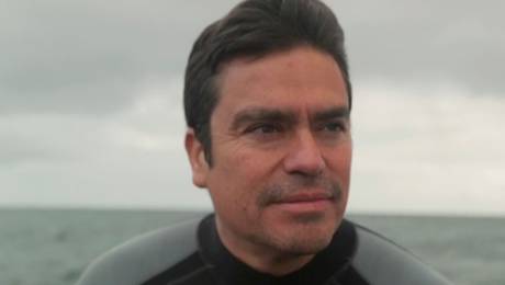 Max Bello, el chileno que recorre el mundo llevando el estandarte de protección a los océanos