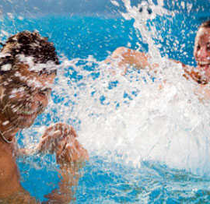 Tips para prevenir irritaciones en los ojos al nadar en piscinas