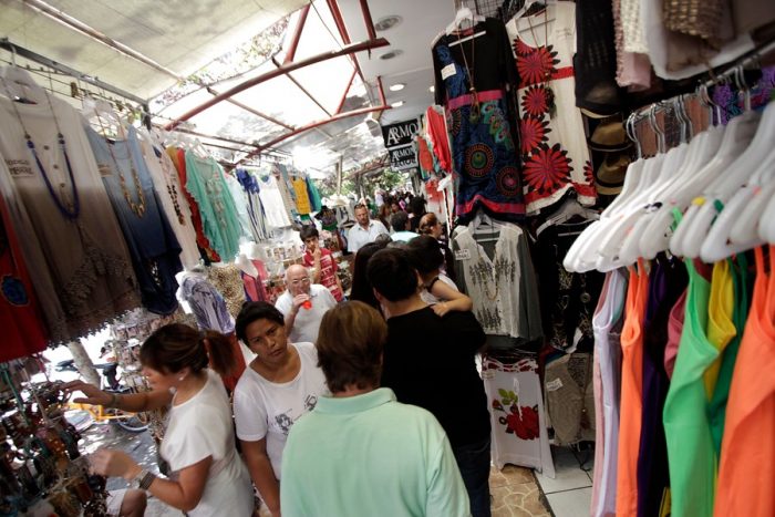 Invisibilización y precariedad: la violenta realidad de la industria del vestuario en Chile Invisibilización y precariedad: la violenta realidad de la industria del vestuario en Chile