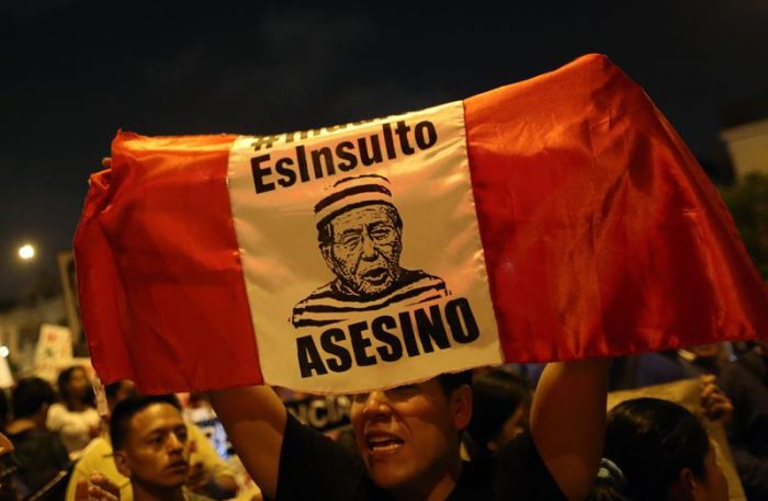 Miles de peruanos llenan calles a grito de “indulto a Fujimori es un insulto” Miles de peruanos llenan calles a grito de