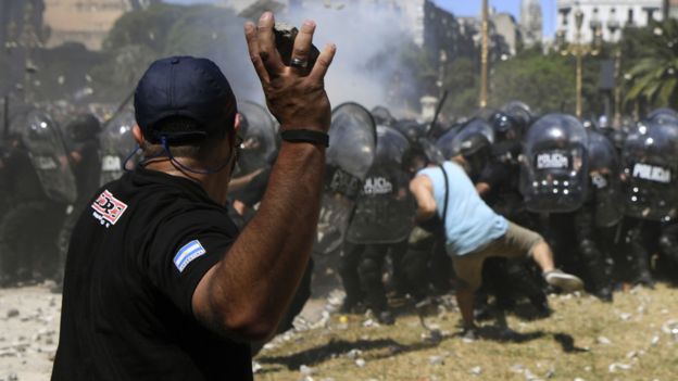 Mirando con atención lo que pasa en Argentina: violenta jornada de protestas por la reforma a las pensiones que impulsa Mauricio Macri Mirando con atención lo que pasa en Argentina: violenta jornada de protestas por la reforma a las pensiones que impulsa Mauricio Macri