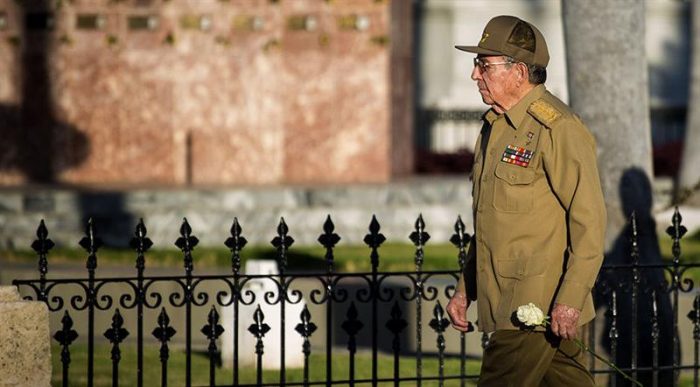 Parlamento cubano decide prolongar dos meses la última legislatura de Raúl Castro Parlamento cubano decide prolongar dos meses la última legislatura de Raúl Castro