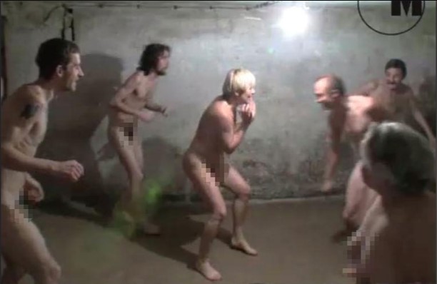 Indignación en Polonia por video de personas jugando desnudas en cámara de gas de ex campo de concentración Indignación en Polonia por video de personas jugando desnudas en cámara de gas de ex campo de concentración
