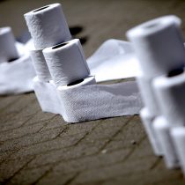 La guerra del papel: la millonaria licitación con que el Gobierno favorece a las grandes empresas del confort