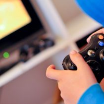 Niños y adolescentes y el exceso de tiempo frente a las pantallas, un problema que afecta su salud física y mental