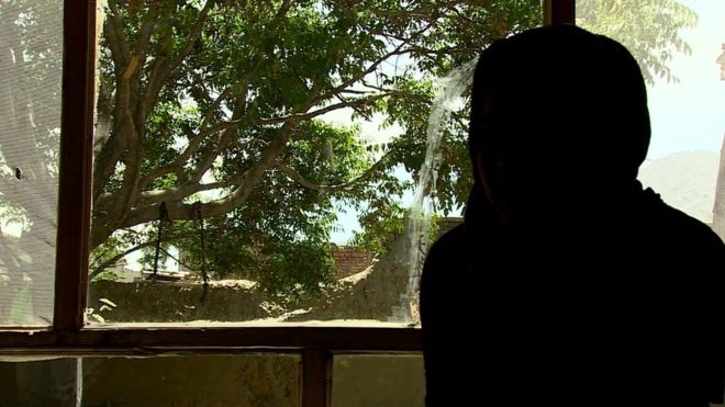 “Después del examen sentí que todos me juzgaban”: la vergonzosa “prueba de virginidad” para mujeres en Afganistán
