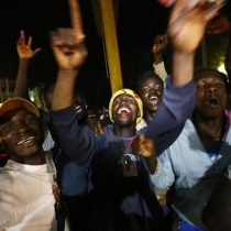 [VIDEO] El exfutbolista George Weah gana las elecciones de Liberia