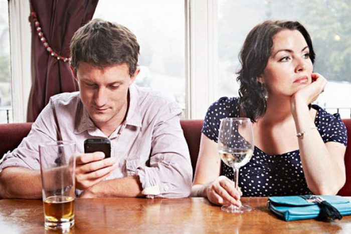 Adicción al celular y vida de pareja Adicción al celular y vida de pareja