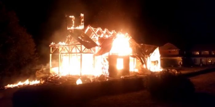 Ataque incendiario destruye iglesia en Panguipulli Ataque incendiario destruye iglesia en Panguipulli