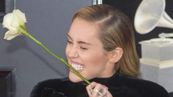 Las rosas blancas que se transformaron en un símbolo del Grammy 2018 Las rosas blancas que se transformaron en un símbolo del Grammy 2018