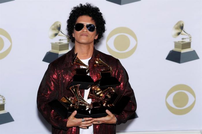 Bruno Mars gana el Grammy como mejor álbum del año, con «24K Magic» Bruno Mars gana el Grammy como mejor álbum del año, con «24K Magic»