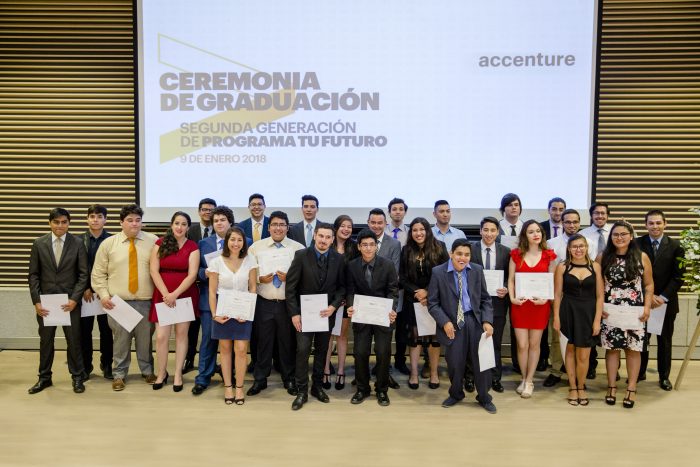 Jóvenes de bajos recursos se gradúan tras capacitarse en tecnologías de la información Jóvenes de bajos recursos se gradúan tras capacitarse en tecnologías de la información