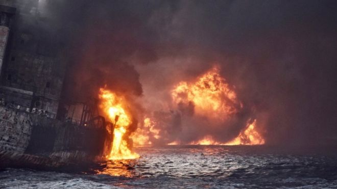 Buque petrolero en llamas se hunde en el mar de China oriental y deja 32 muertos Buque petrolero en llamas se hunde en el mar de China oriental y deja 32 muertos