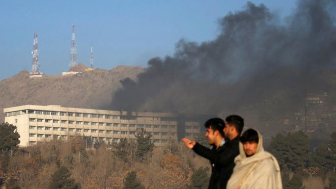 Afganistán: al menos seis civiles mueren en asalto a un hotel de lujo en Kabul que se prolonga por más de 12 horas Afganistán: al menos seis civiles mueren en asalto a un hotel de lujo en Kabul que se prolonga por más de 12 horas