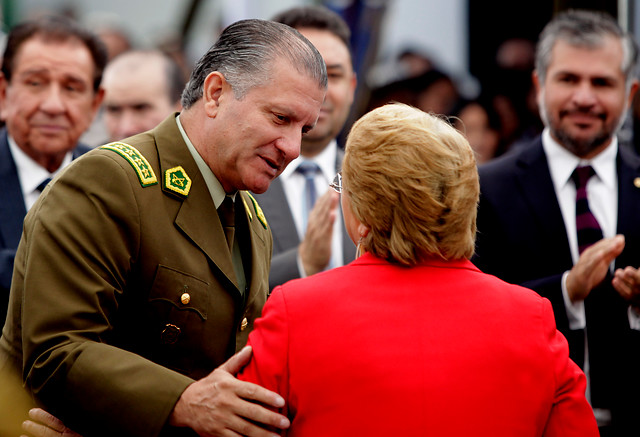 Con santos en la corte: Bachelet mantiene a Bruno Villalobos en medio de crisis de autoridad por conflicto entre Carabineros y la Fiscalía Con santos en la corte: Bachelet mantiene a Bruno Villalobos en medio de crisis de autoridad por conflicto entre Carabineros y la Fiscalía