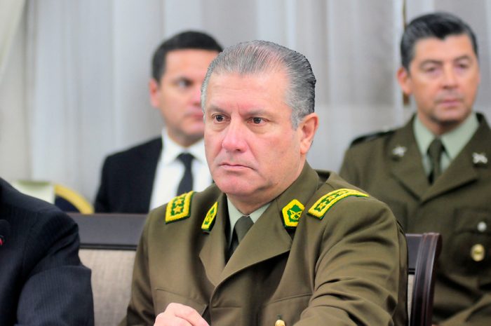 Villalobos retoma el mando de Carabineros en medio de la presión para que deje el cargo y fiscal lo citará a declarar Villalobos retoma el mando de Carabineros en medio de la presión para que deje el cargo y fiscal lo citará a declarar