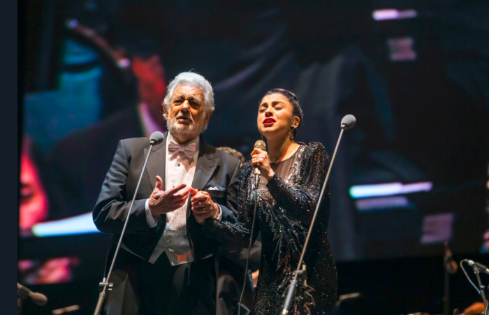Mon Laferte deslumbró como invitada en concierto de Plácido Domingo Mon Laferte deslumbró como invitada en concierto de Plácido Domingo