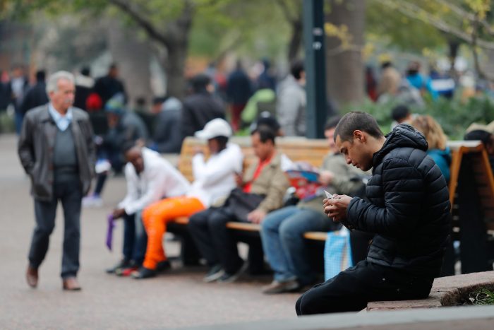 No todo lo que brilla es oro: analistas ven señales de alerta en datos laborales de Chile No todo lo que brilla es oro: analistas ven señales de alerta en datos laborales de Chile